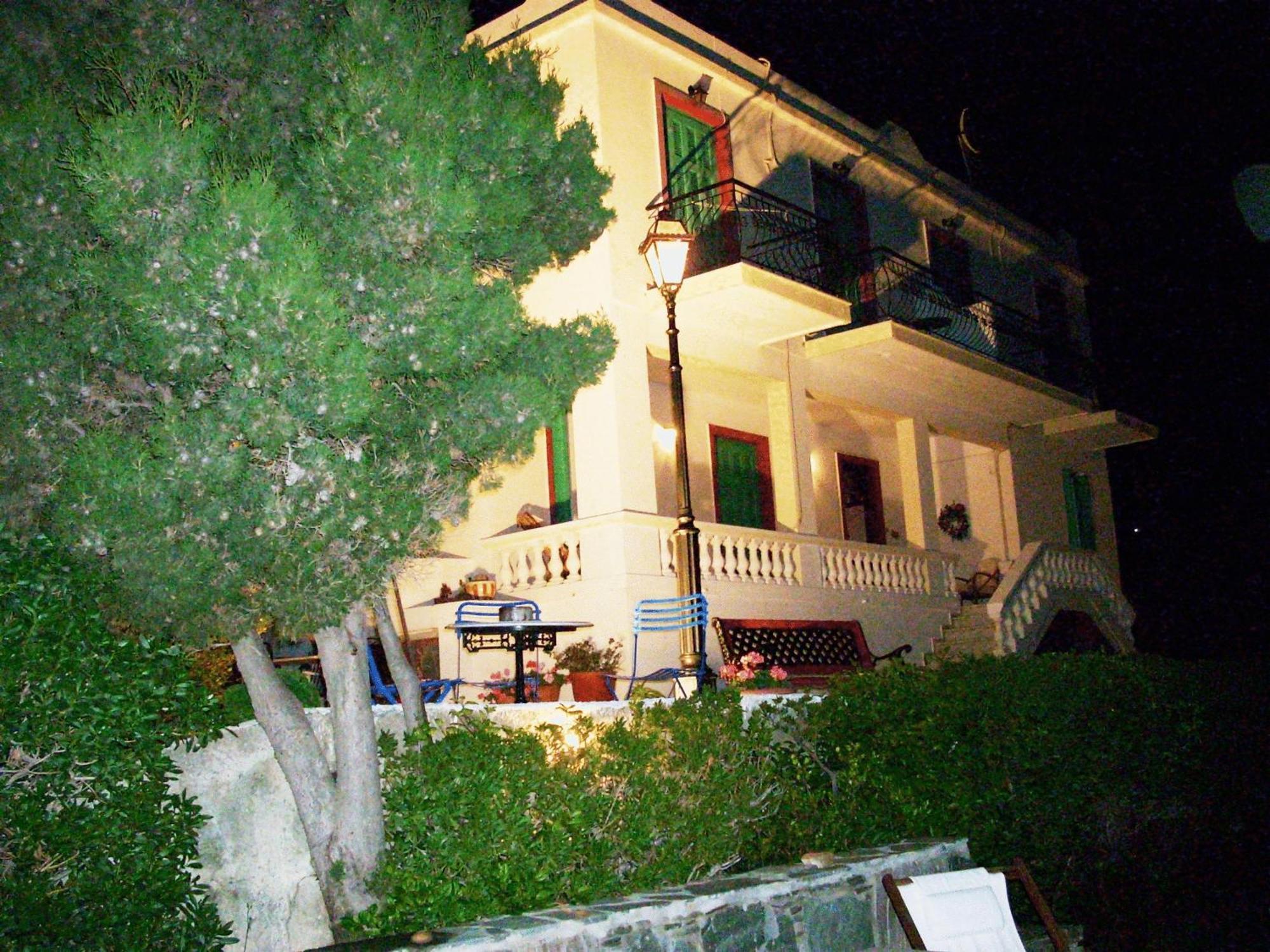 Blue Dolphin Hotel Batsíon Exterior foto